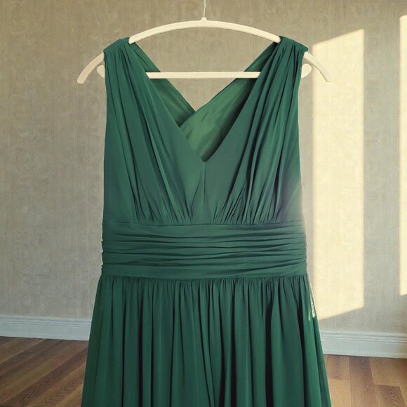 Elegant, Custom-made, Emerald Green Chiffon Evening Gown – Size 10/12 - Picture 3 of 10